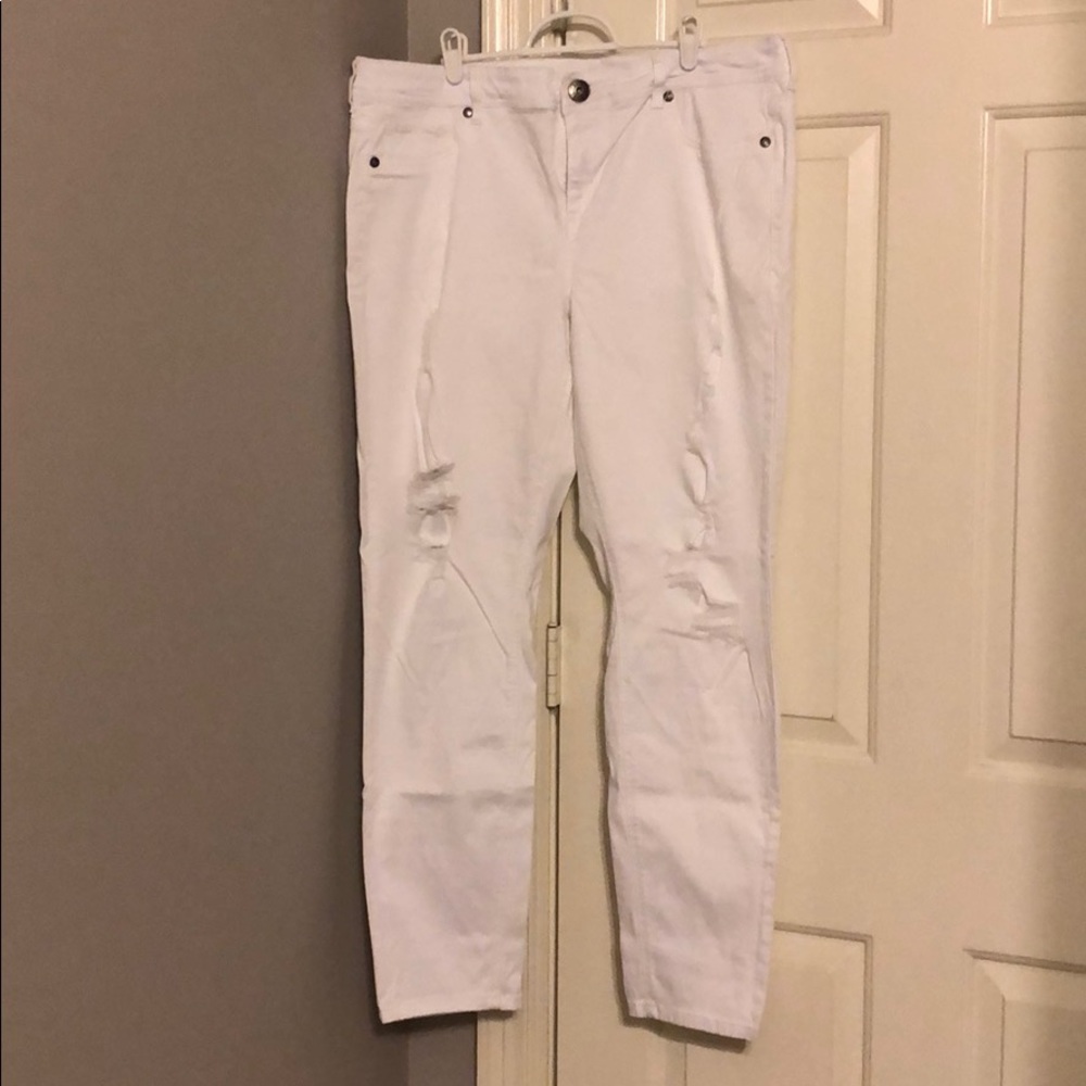 White distressed jeans